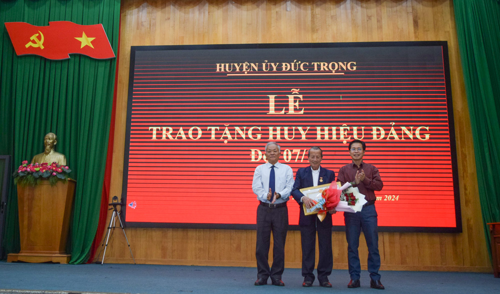 Đức Trọng: Trao Huy hiệu Đảng đợt 7/11 cho 38 đảng viên