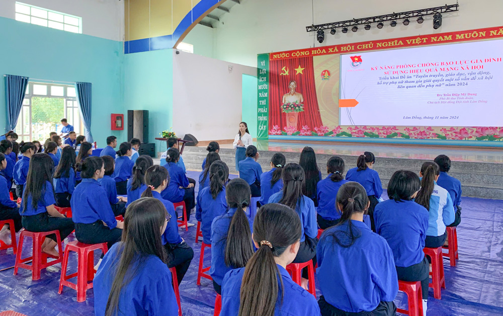 Hỗ trợ phụ nữ tham gia giải quyết một số vấn đề xã hội