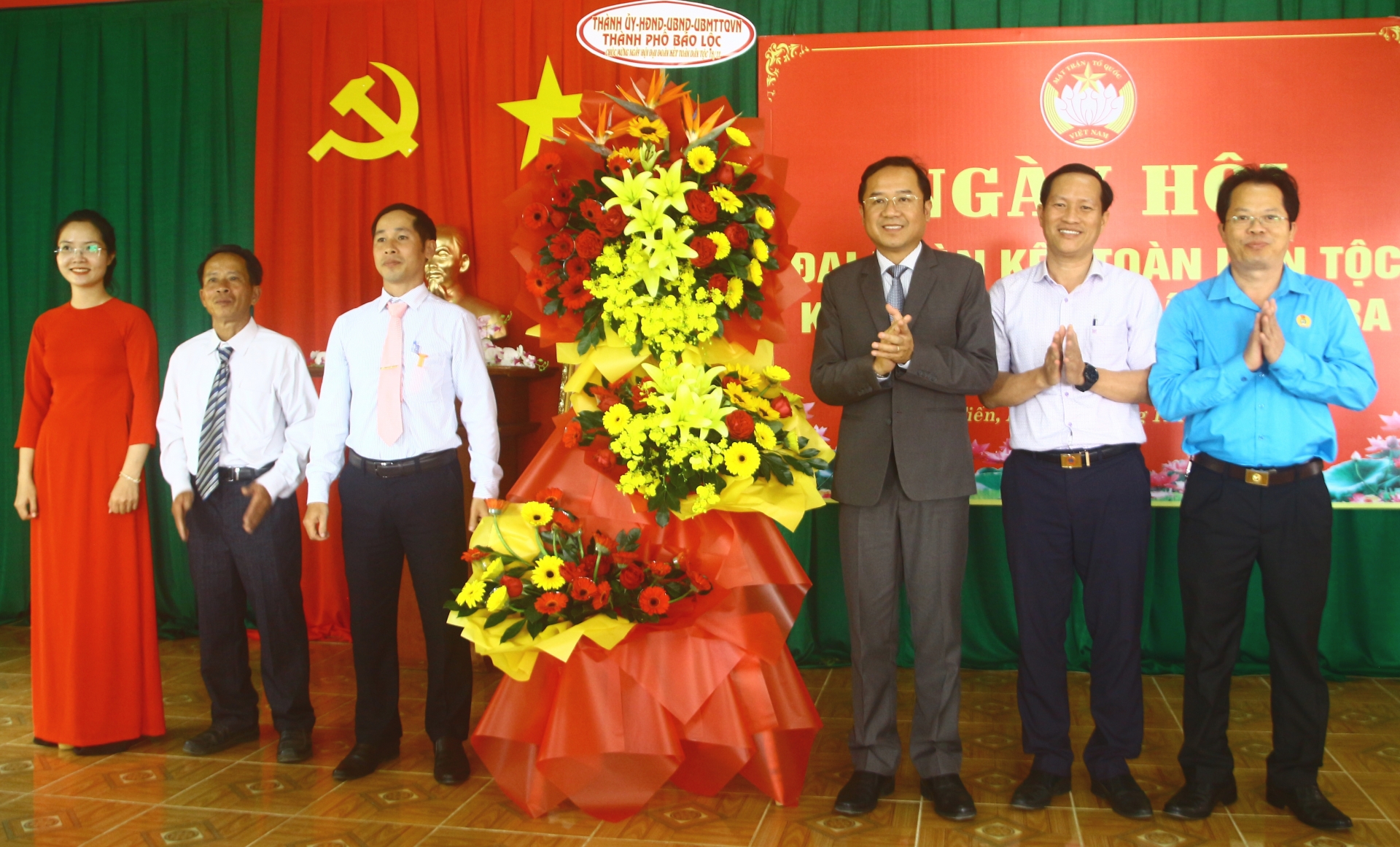 Chủ tịch LĐLĐ tỉnh và Bí thư Thành ủy Bảo Lộc dự Ngày hội Đại đoàn kết toàn dân tộc