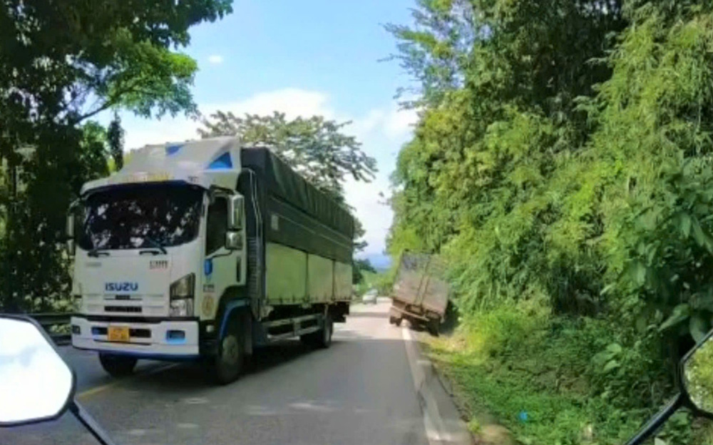 Xử phạt tài xế vượt ẩu trên đèo Bảo Lộc khiến xe tải đối diện lao xuống mương