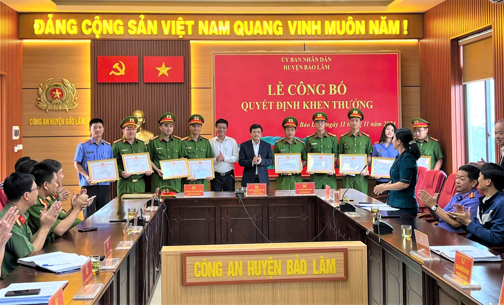Bảo Lâm: Khen thưởng đột xuất nhiều tập thể, cá nhân phá nhanh vụ án khai thác gỗ quý trái phép