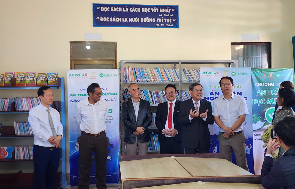 Di Linh: Trao tặng máy tính và sách cho Trường TH-THCS Đinh Trang Thượng