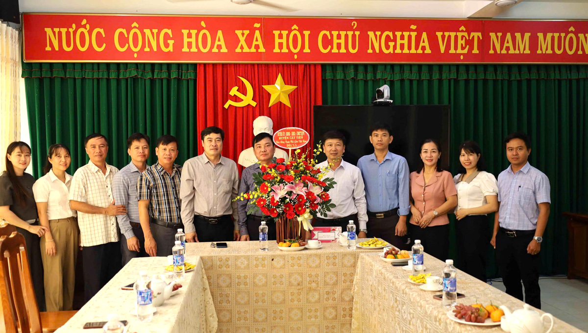 Lãnh đạo huyện Cát Tiên thăm và chúc mừng các đơn vị giáo dục