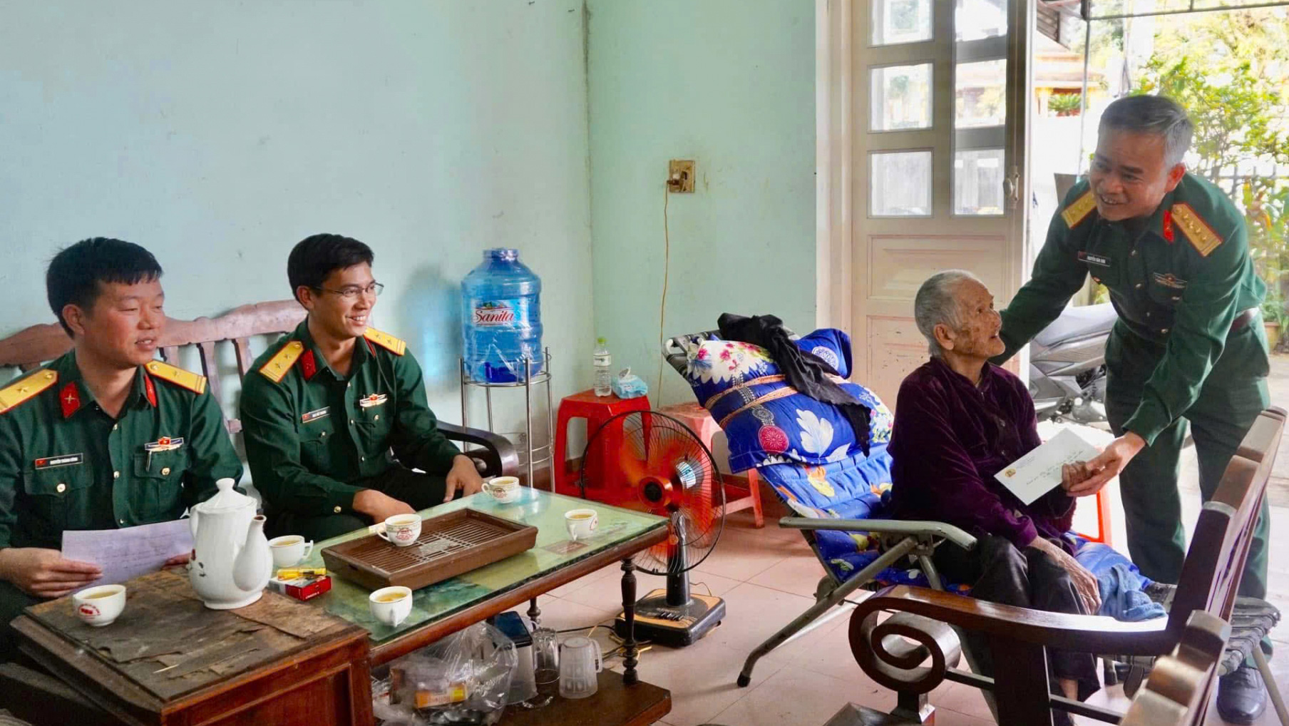 Chính ủy Bộ Chỉ huy Quân sự tỉnh thăm, tặng quà Mẹ Việt Nam anh hùng