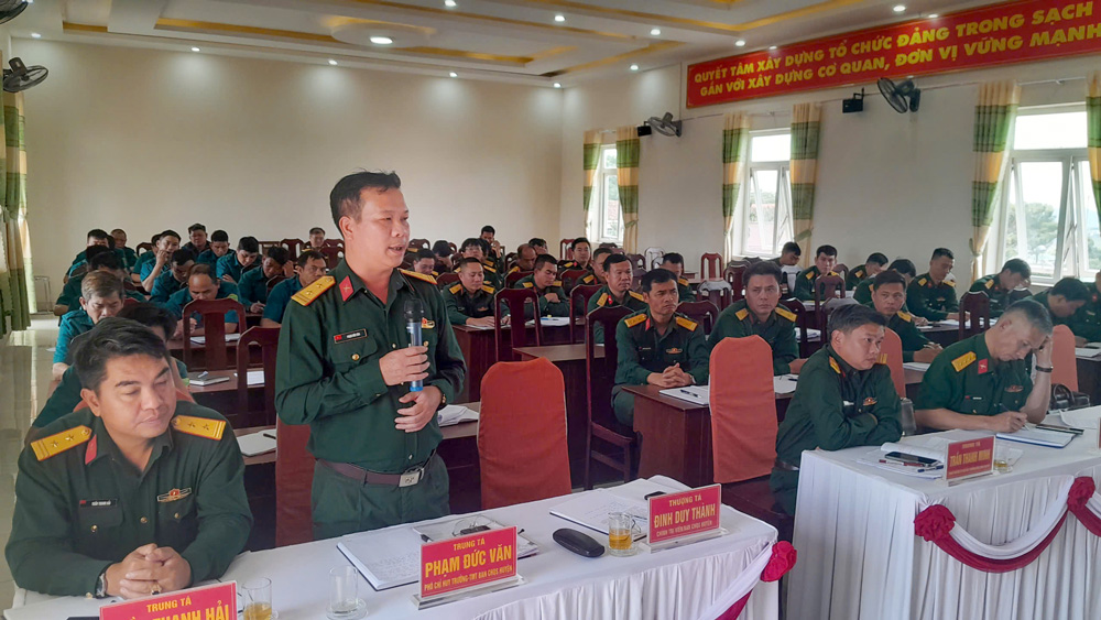 Thủ trưởng Bộ CHQS tỉnh đối thoại dân chủ với cán bộ, chiến sĩ Ban CHQS huyện Di Linh