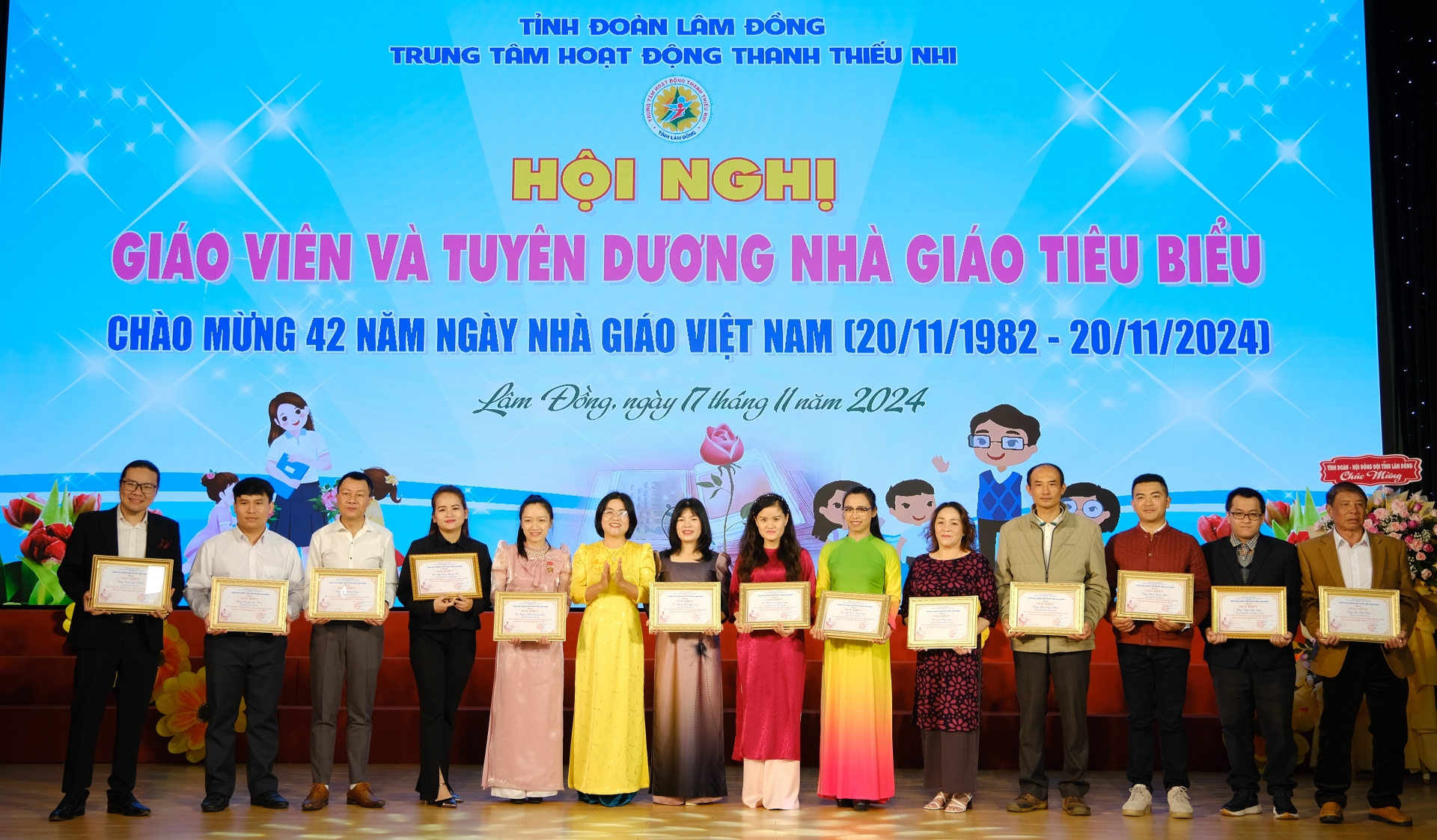 Gặp mặt, tuyên dương giáo viên tiêu biểu