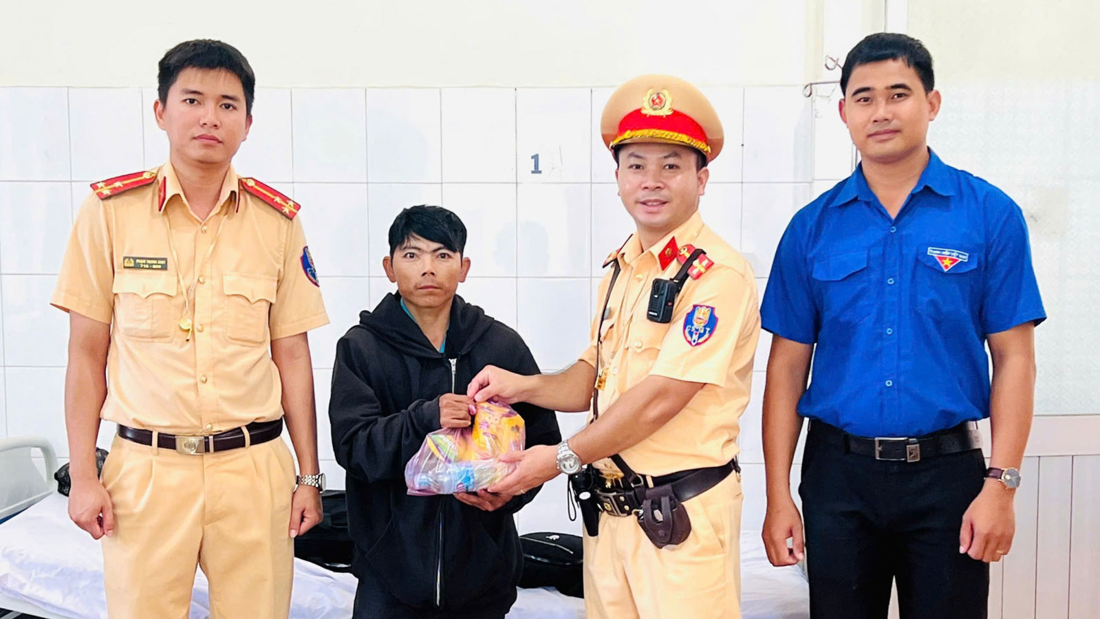 Đạ Tẻh: Kịp thời hỗ trợ, giúp đỡ người đi đường gặp nạn
