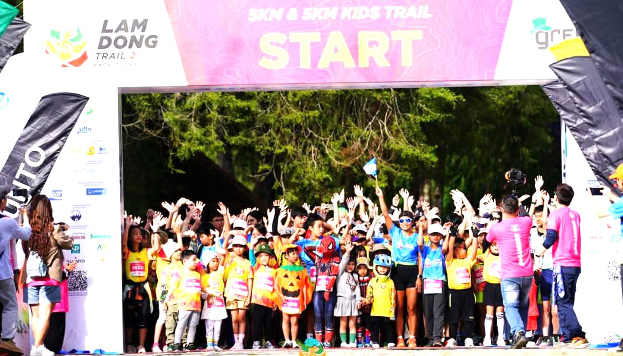 Trao giải cự ly 5km tại Giải chạy địa hình Lâm Đồng Trail 2024