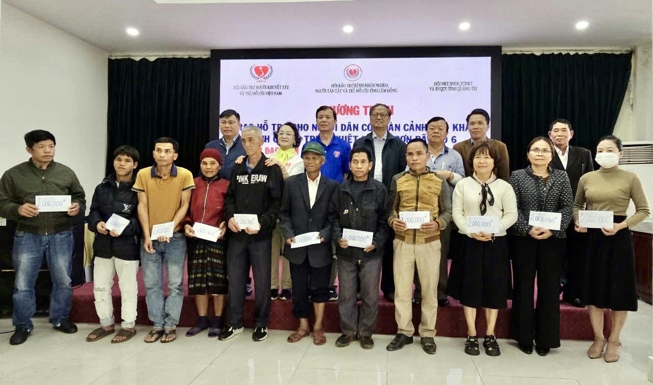 423 triệu đồng hỗ trợ cho người dân hoàn cảnh khó khăn bị thiệt hại do bão lũ  miền Trung