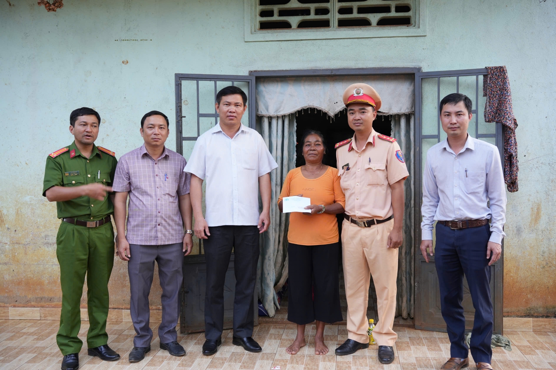 Lãnh đạo huyện Di Linh thăm các gia đình có người thân tử vong vì tai nạn giao thông