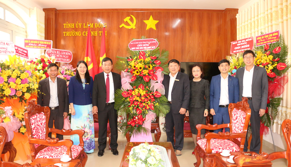 Trưởng Ban Tuyên giáo Tỉnh ủy chúc mừng một số cơ sở giáo dục nhân Ngày Nhà giáo Việt Nam 20/11