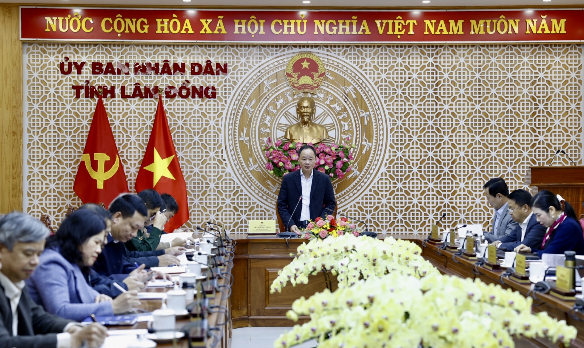 Hội nghị đánh giá tình hình kinh tế xã hội tháng 10: Lấy người dân và doanh nghiệp làm trung tâm phục vụ