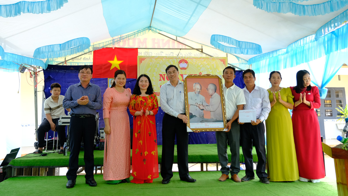 Phó Chủ tịch UBND tỉnh Lâm Đồng Võ Ngọc Hiệp dự Ngày hội Đại đoàn kết toàn dân tộc tại huyện Cát Tiên