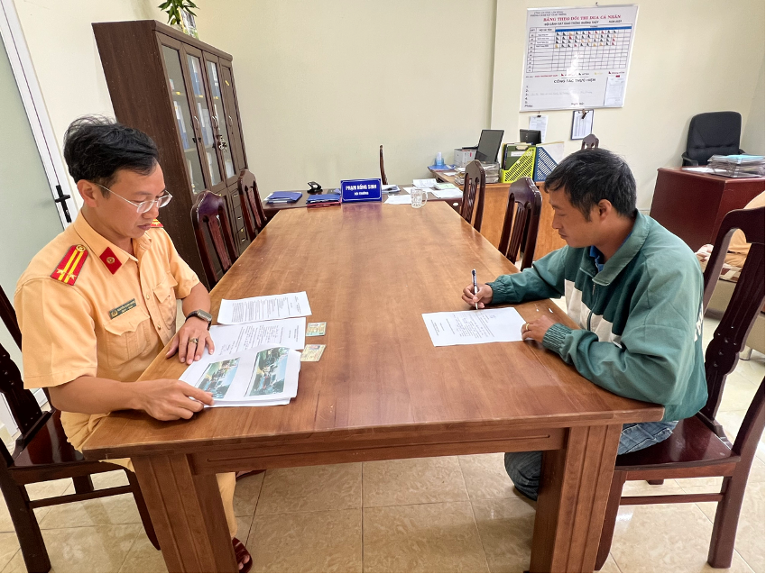 Xử lý tài xế ô tô con vượt ẩu trong giờ cao điểm trên tuyến Quốc lộ 20