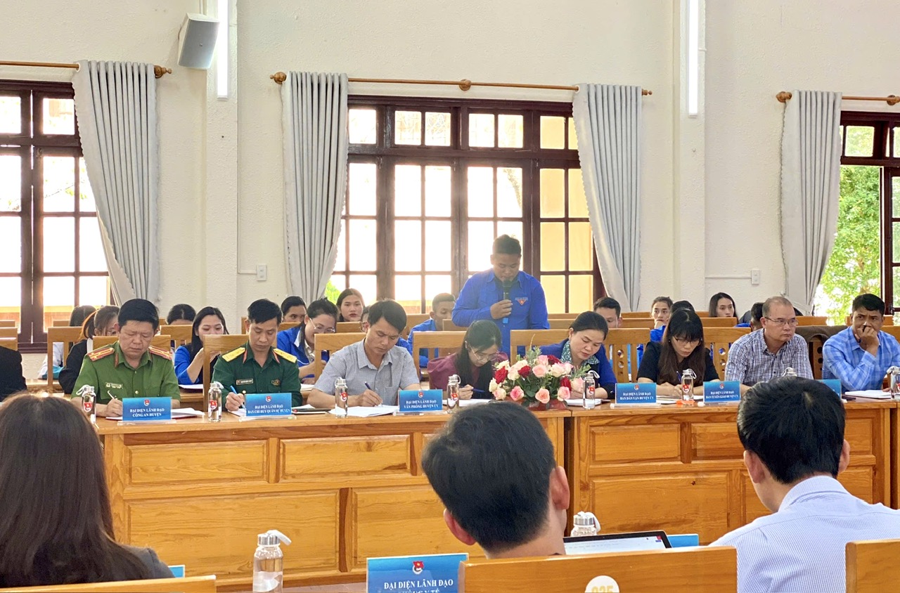 Chủ tịch UBND huyện Lạc Dương đối thoại với thanh niên