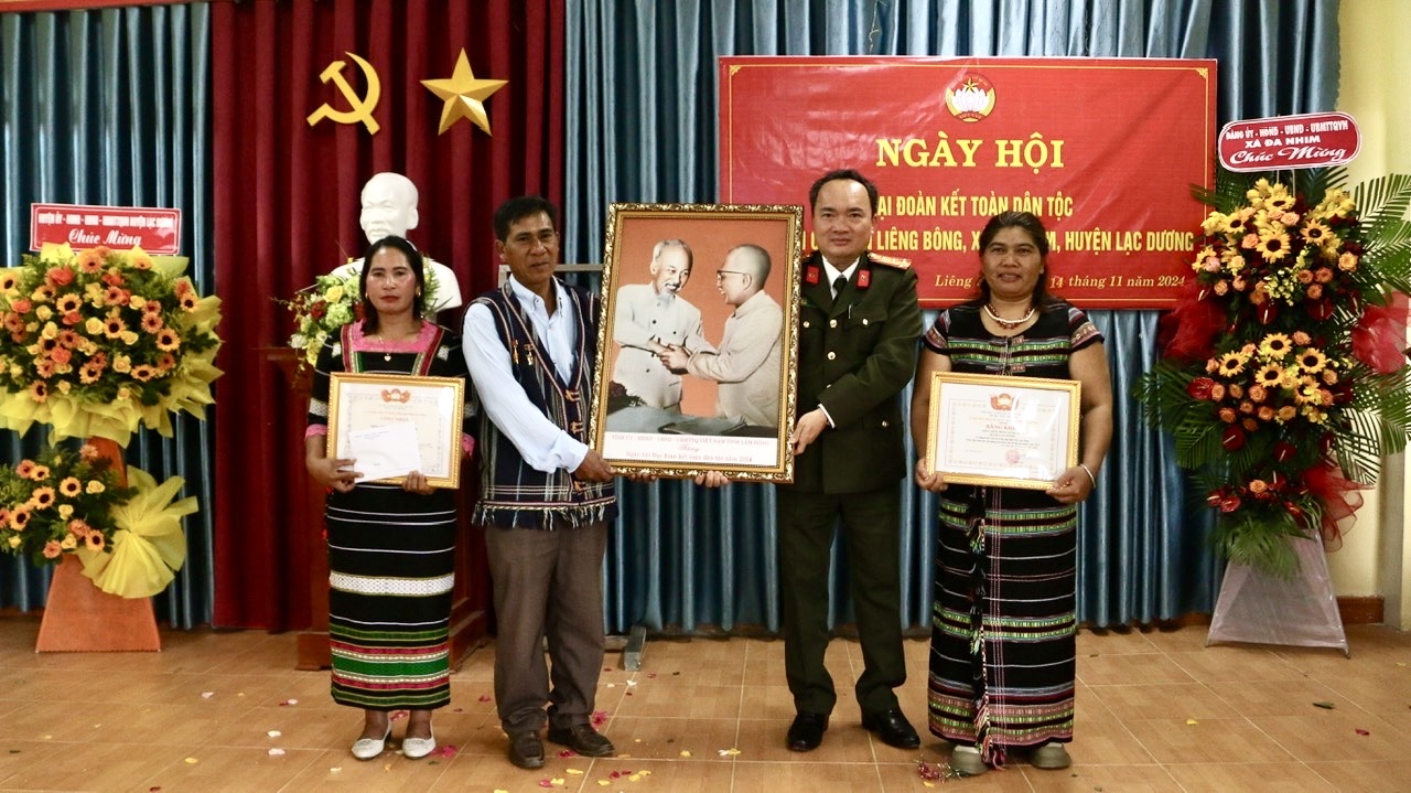 Giám đốc Công an tỉnh dự Ngày hội Đại đoàn kết toàn dân tộc tại huyện Lạc Dương