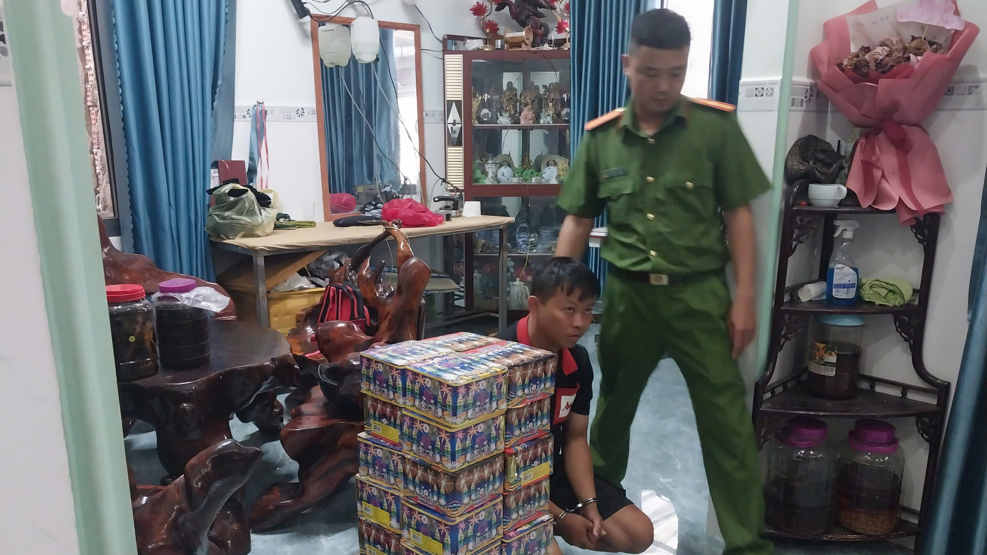 Bắt quả tang đối tượng tàng trữ 30kg pháo nổ trái phép