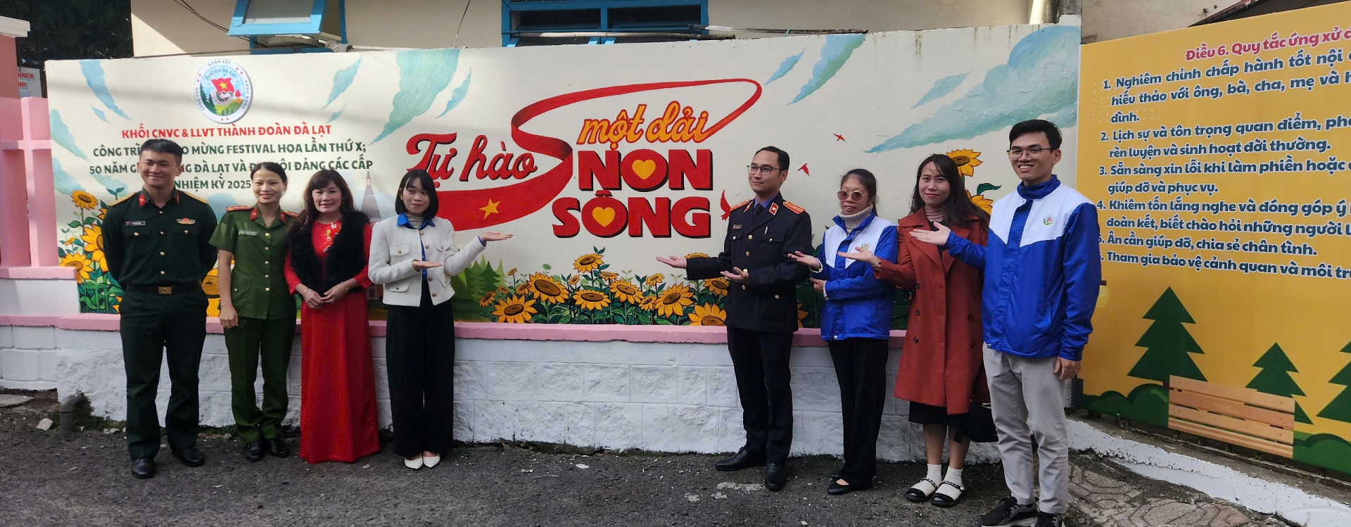 Sáng tạo công trình bích họa "Tự hào một dải non sông"