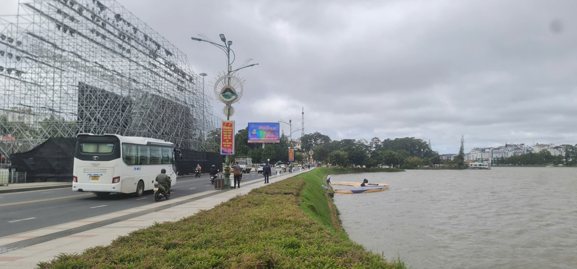 Cấm xe trên 29 chỗ lưu thông quanh hồ Xuân Hương trong dịp Festival Hoa Đà Lạt