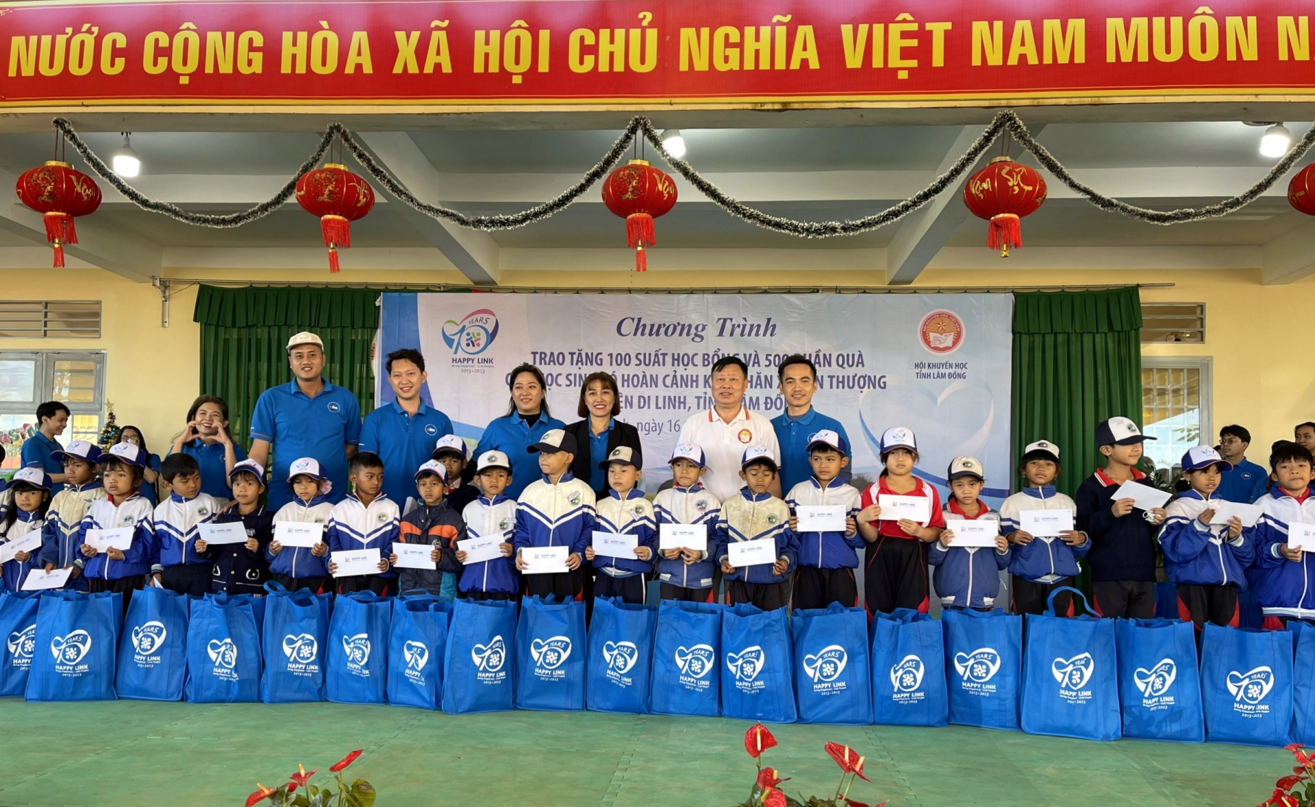 Khám bệnh, cấp thuốc, trao học bổng, tặng quà cho 1.000 người
