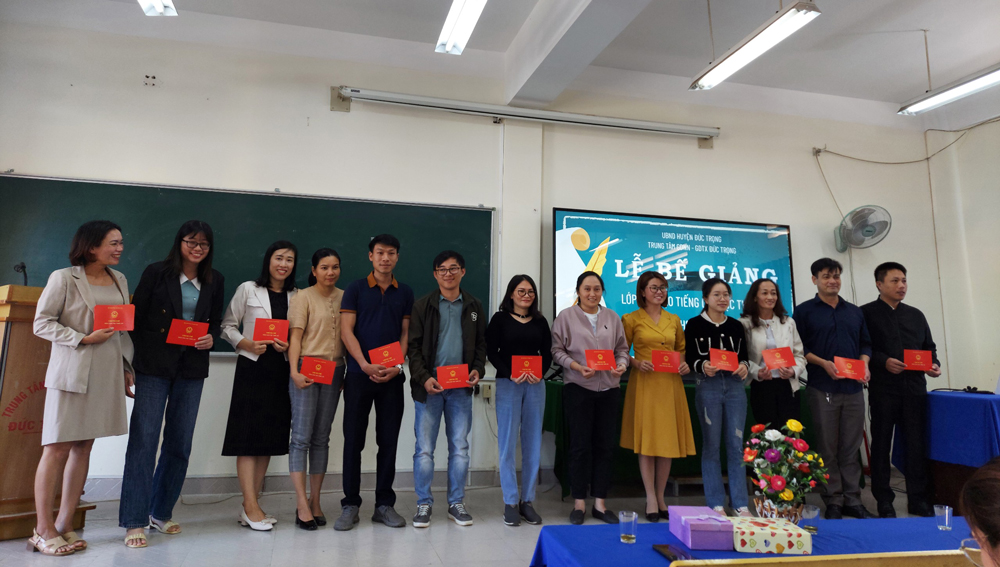 Đức Trọng: Bế giảng lớp học chữ K' Ho