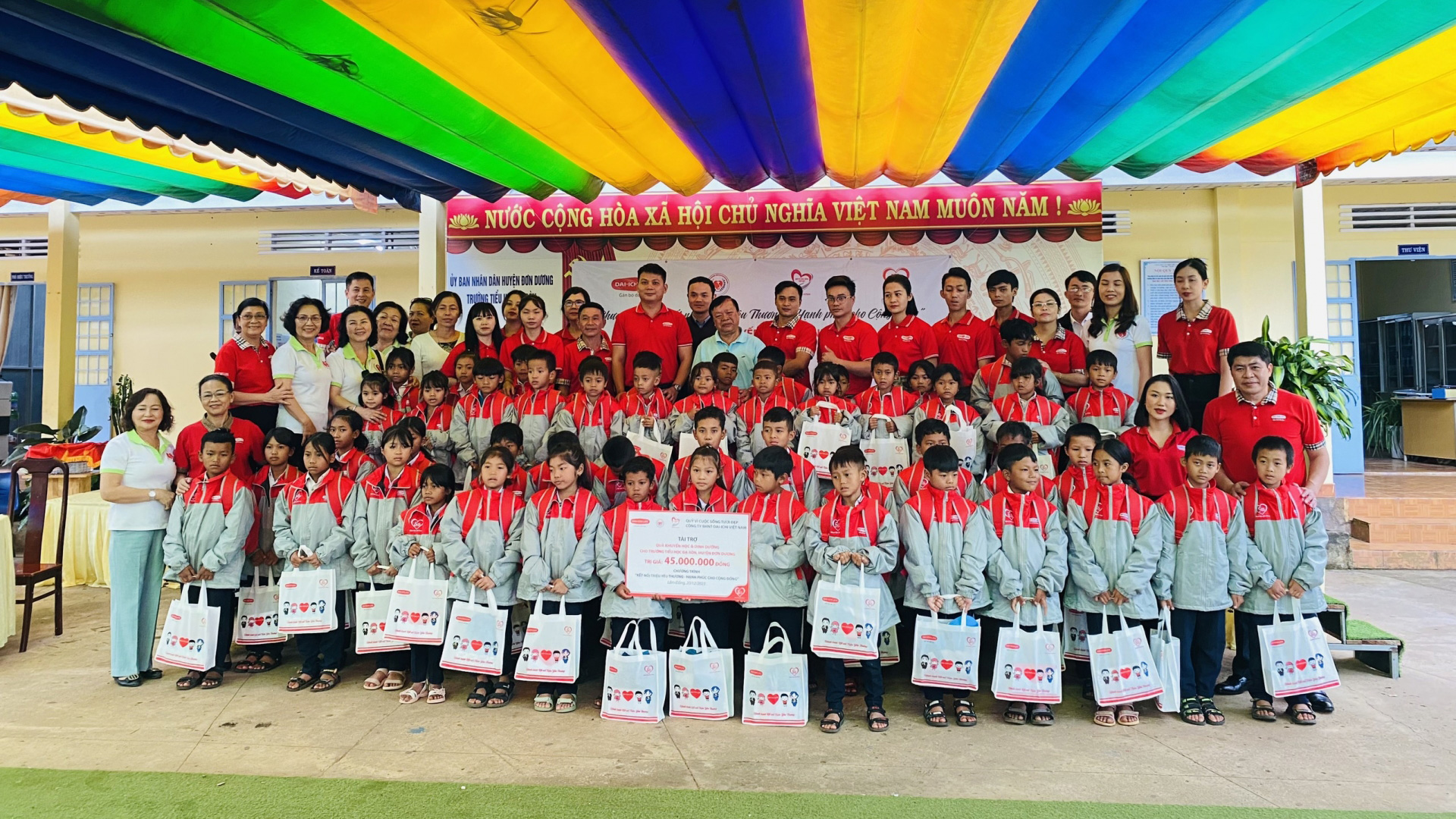 Trao máy lọc nước và quà cho học sinh