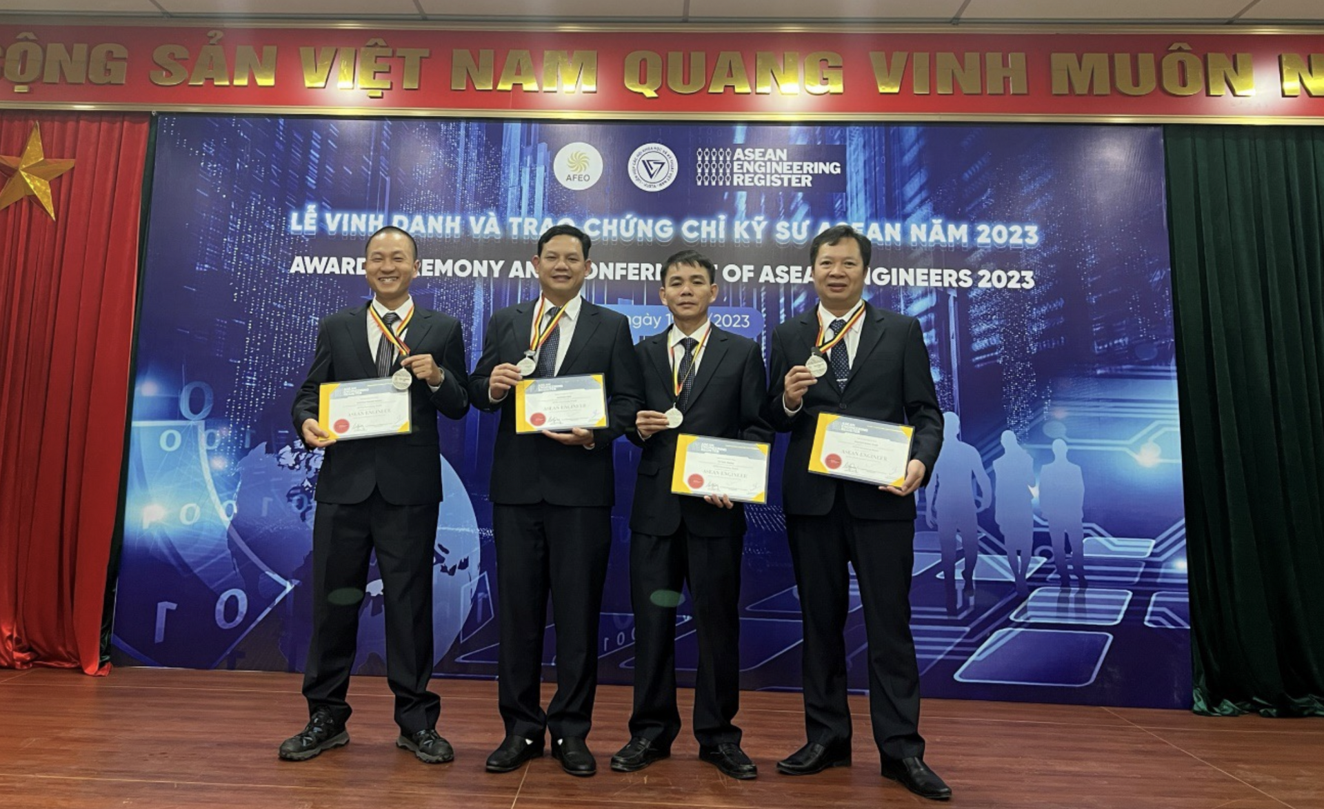 4 kỹ sư của Công ty Thuỷ điện Đại Ninh vinh dự nhận chứng chỉ Kỹ sư ASEAN