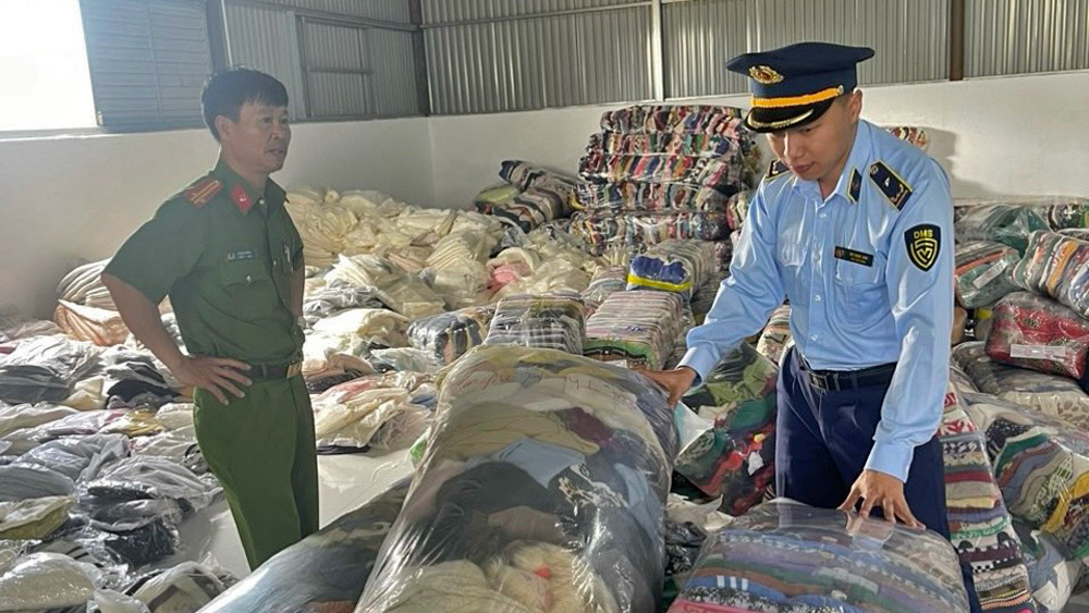 Tạm giữ hơn 2.000 sản phẩm quần áo không rõ nguồn gốc xuất xứ