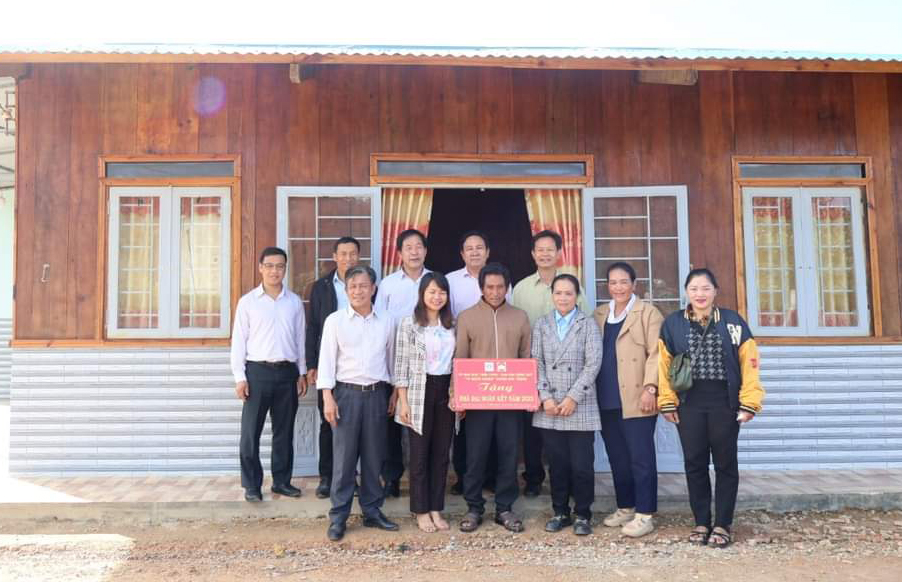 Trao 5 nhà đại đoàn kết cho hộ nghèo vùng sâu Đức Trọng