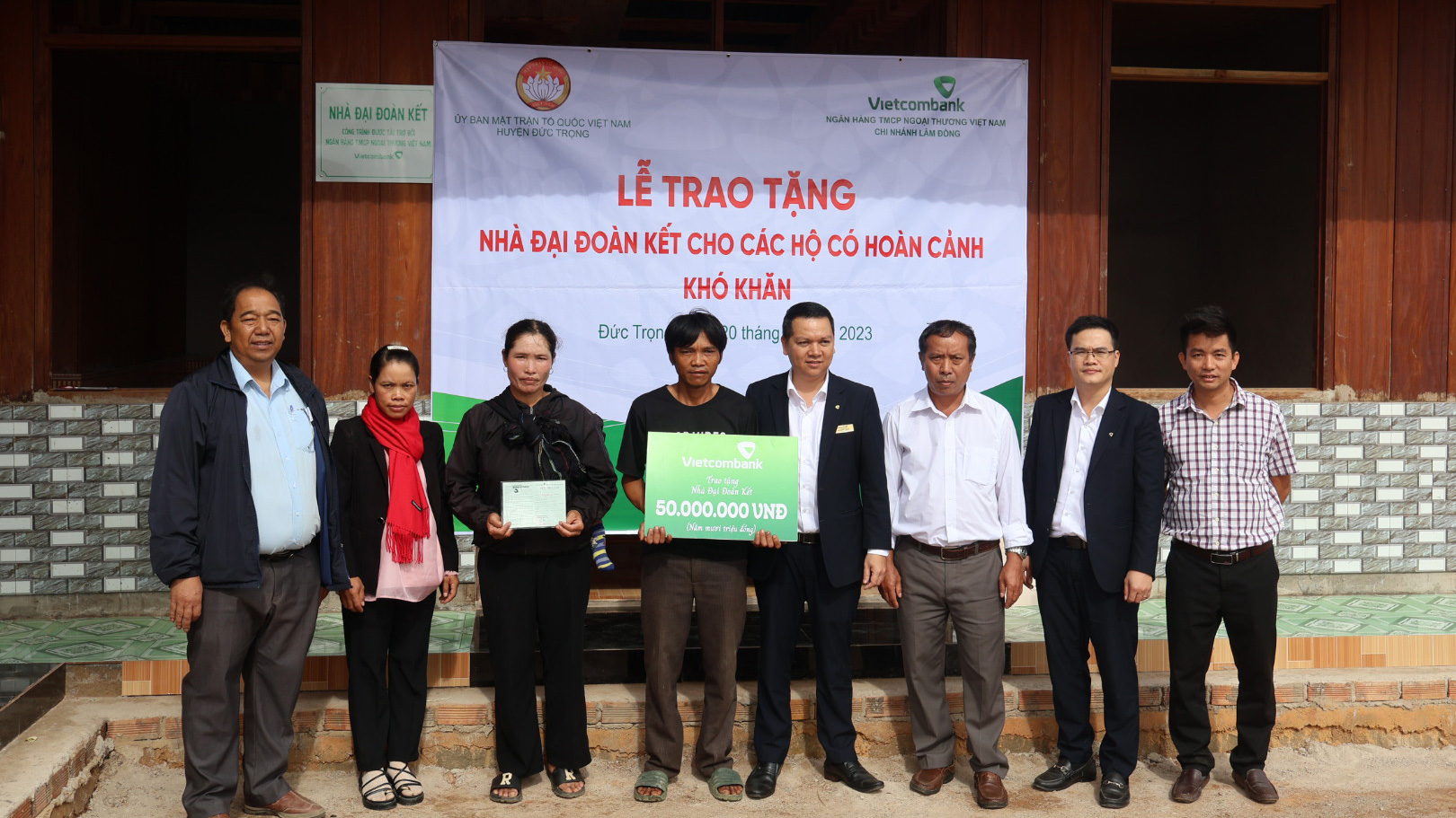 Trao 4 nhà Đại đoàn kết cho hộ nghèo vùng sâu Đức Trọng