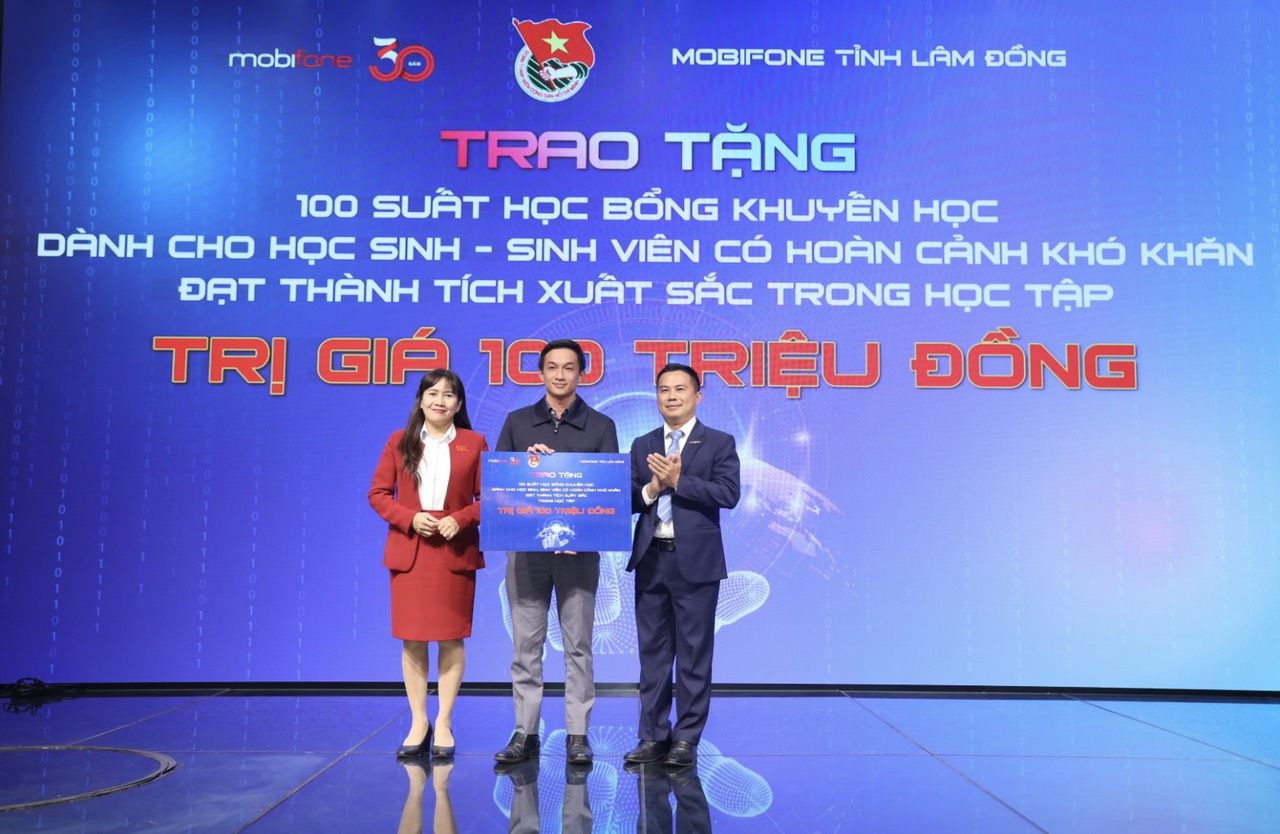 MobiFone Lâm Đồng tri ân khách hàng và trao học bổng cho học sinh, sinh viên khó khăn