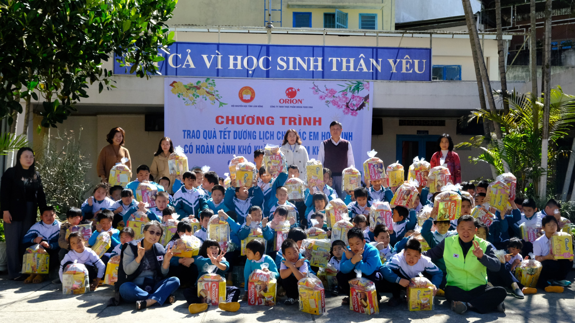 Hơn 500 phần quà Tết đến với học sinh khuyết tật, học sinh khó khăn