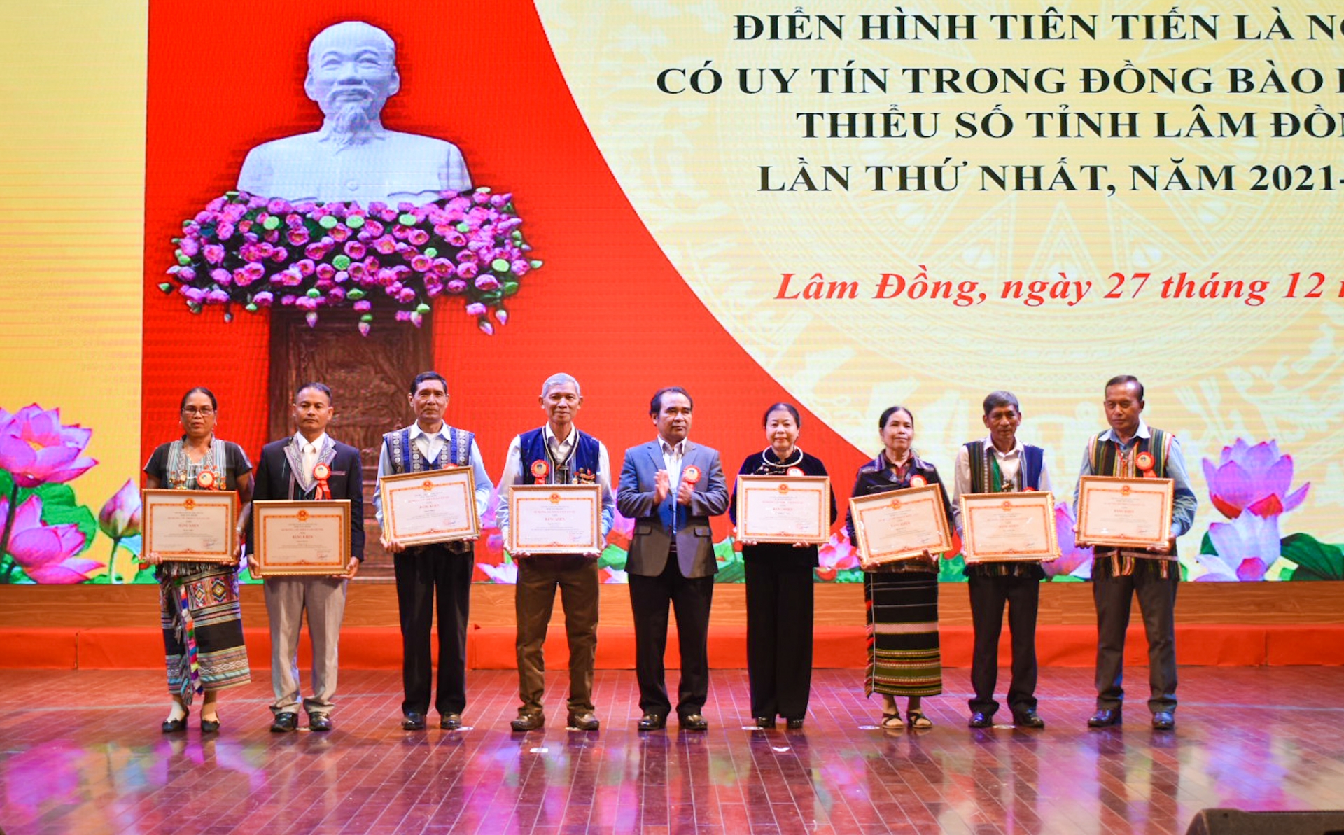 Tôn vinh hơn 440 người có uy tín vùng đồng bào DTTS