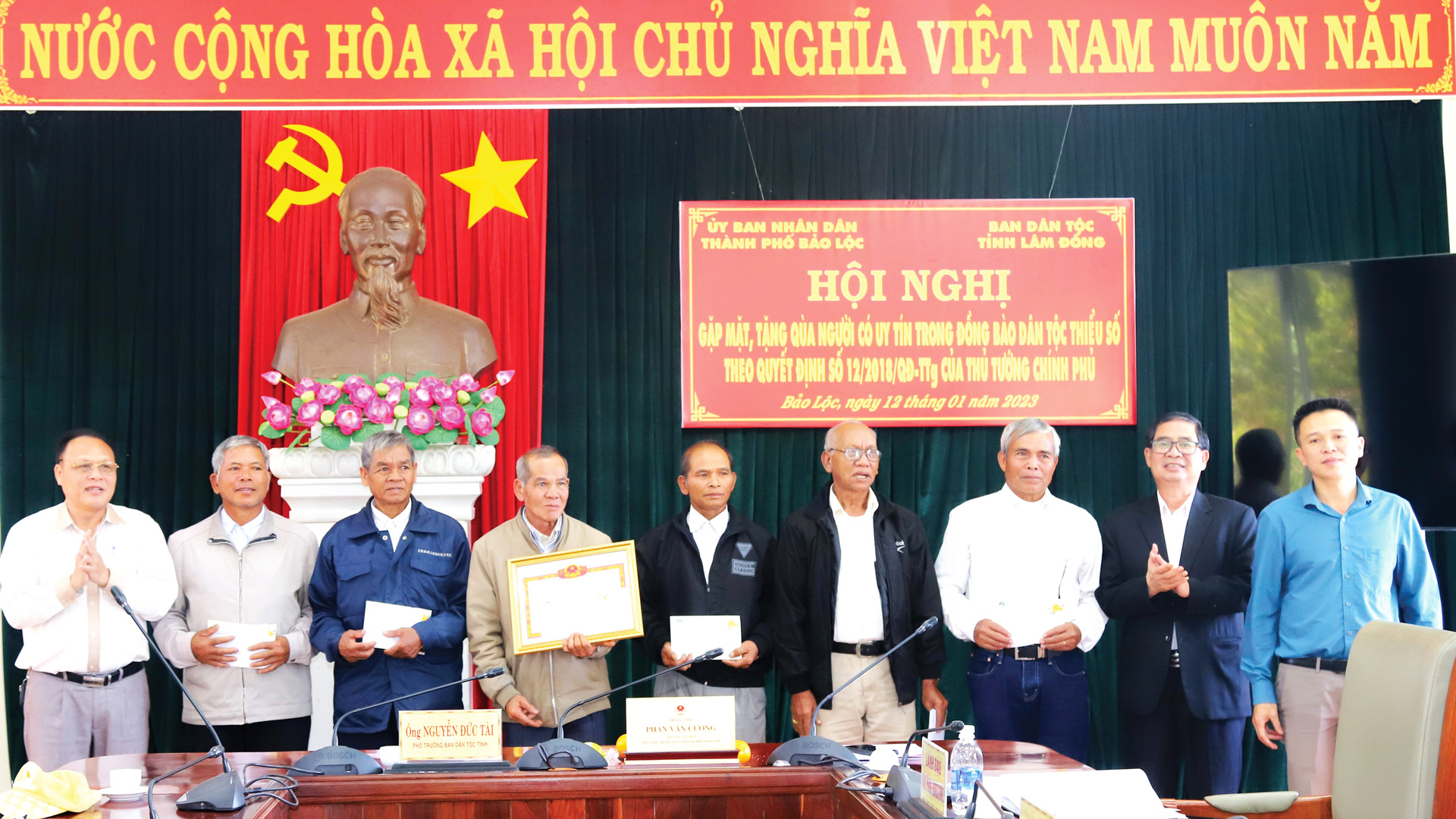 Phát huy vai trò người có uy tín trong vùng đồng bào dân tộc thiểu số