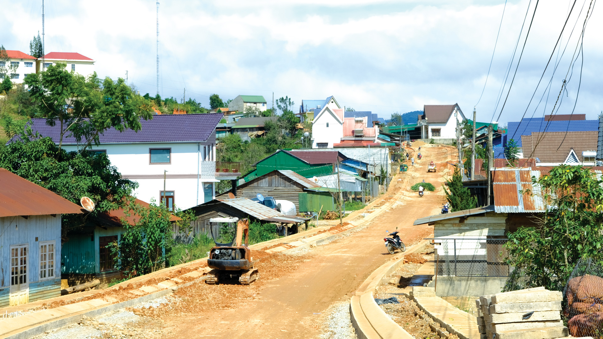 Sôi nổi Phong trào Hiến đất làm đường giao thông ở Đạ Nhim