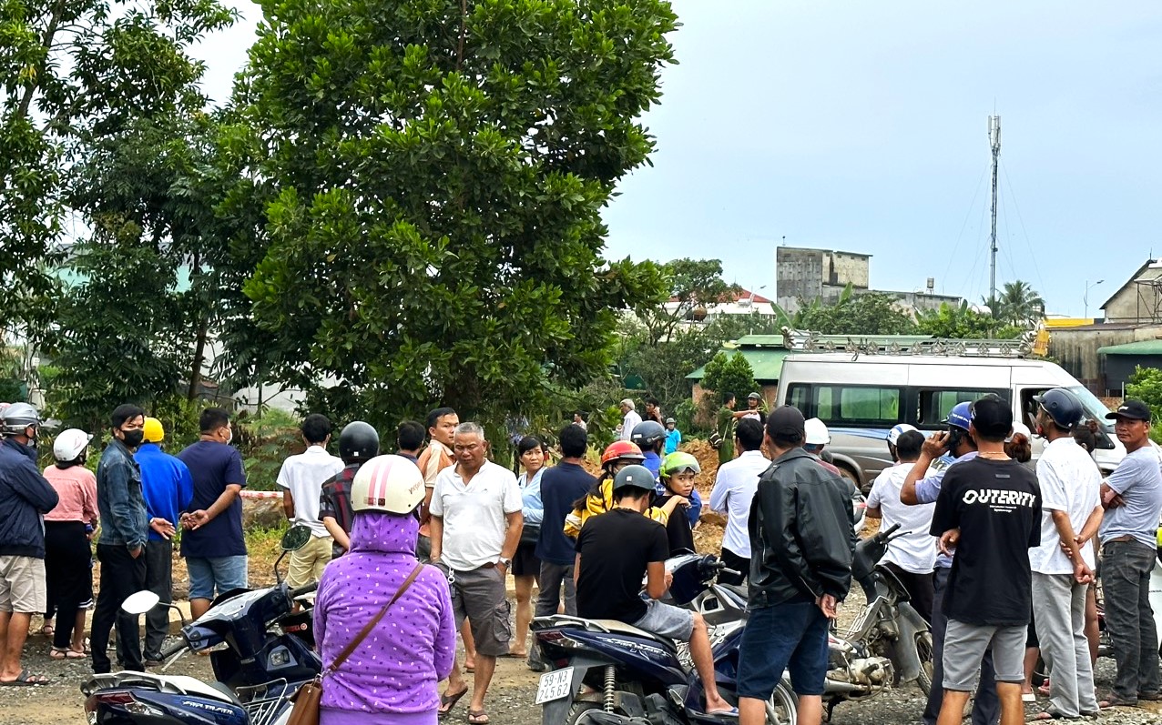 Đạ Tẻh: Phát hiện người đàn ông tử vong trong tư thế treo cổ ở bụi cây