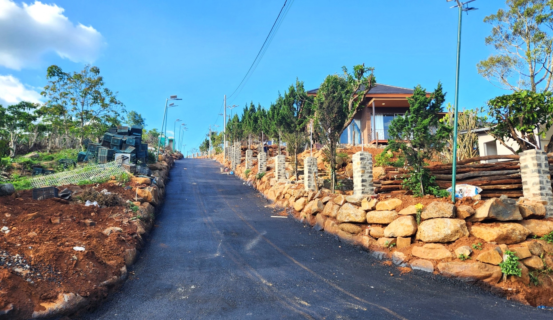 Bảo Lộc: Để xảy ra sai phạm trong quản lý đất đại, xây dựng kéo dài, Chủ tịch UBND xã Đam B’ri bị tạm đình chỉ công tác