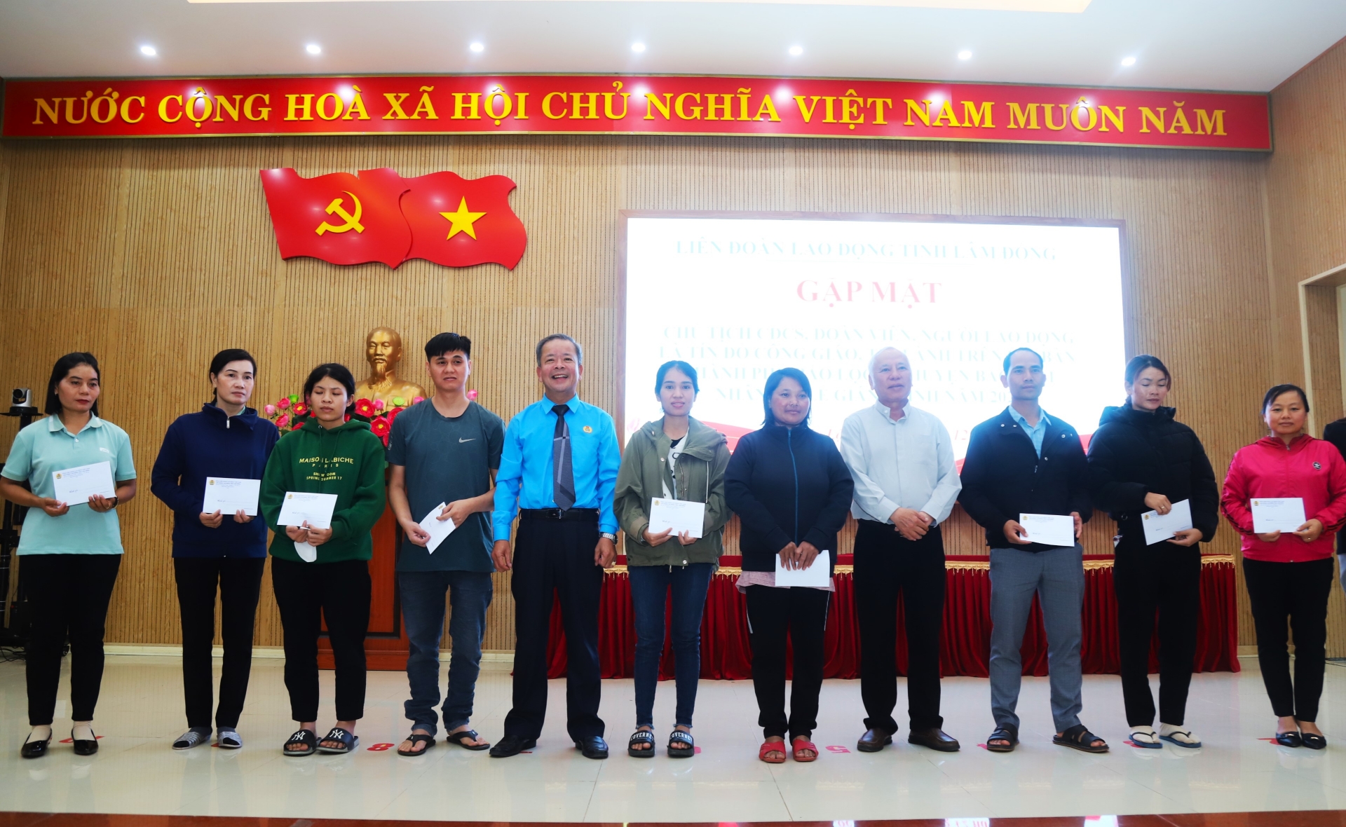 Liên đoàn Lao động tỉnh Lâm Đồng gặp mặt, tặng quà đoàn viên, người lao động khó khăn nhân dịp Giáng sinh