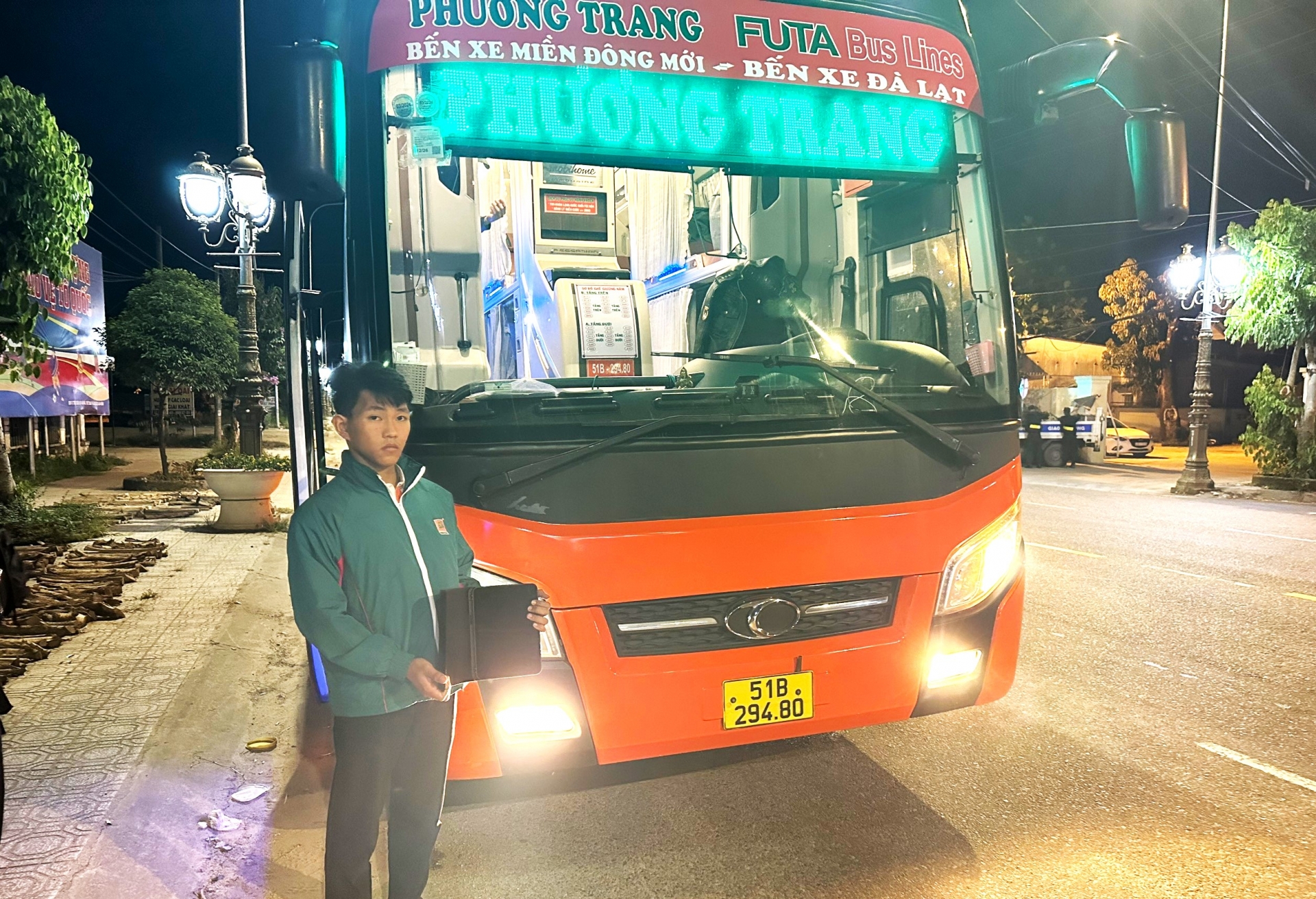 Tạm giữ phụ xe lấy trộm tài sản của hành khách bỏ quên