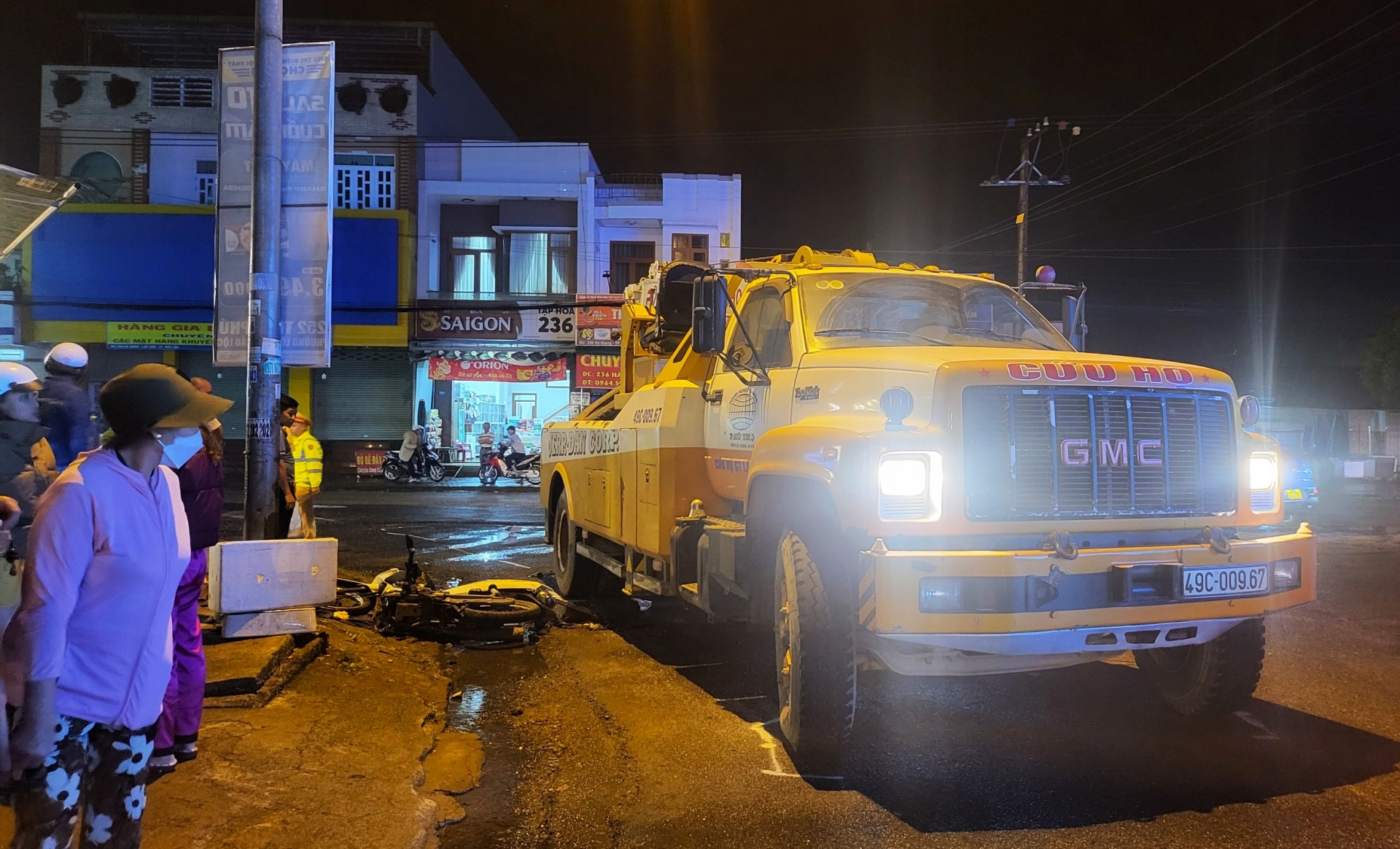 Bảo Lộc: Thêm vụ xe tải va chạm với xe máy, 1 phụ nữ bị cán nát chân