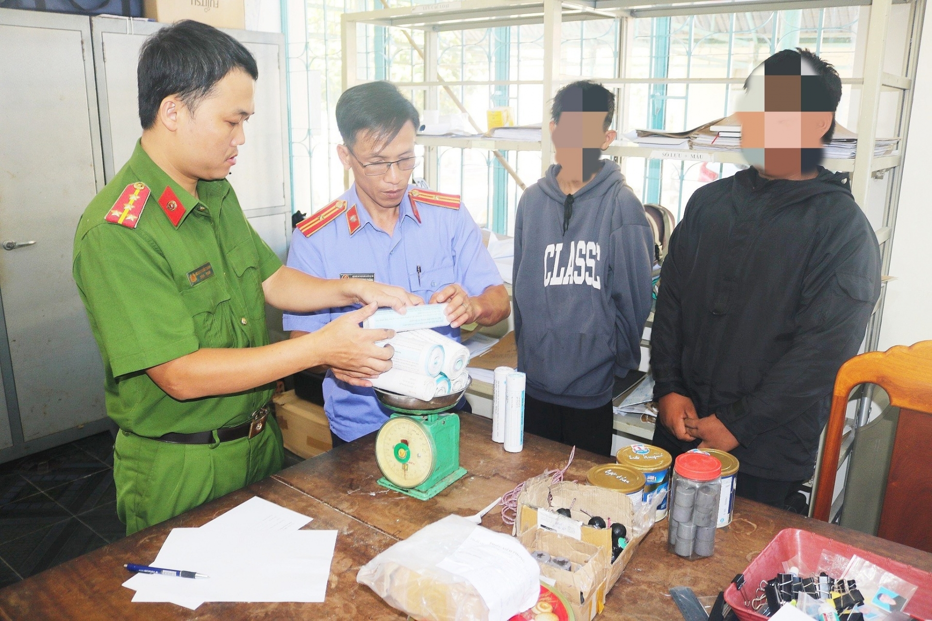 Đạ Tẻh: Bắt quả tang 2 đối tượng chế tạo, tàng trữ, mua bán pháo nổ