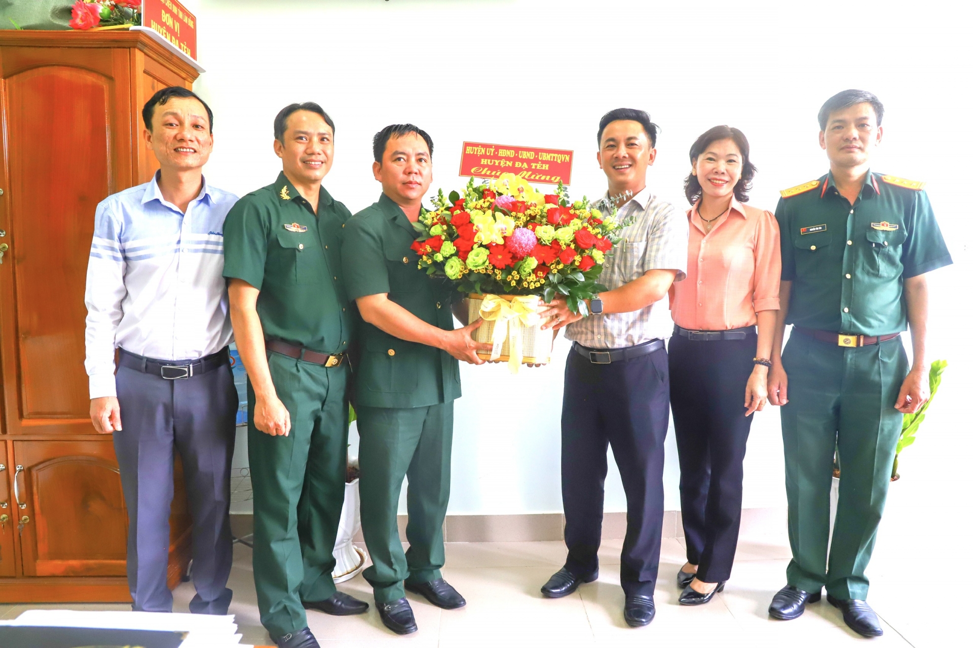 Thường trực Huyện ủy Đạ Tẻh thăm, chúc mừng Hội Cựu Chiến binh huyện nhân ngày truyền thống