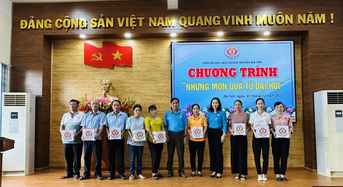 Đạ Tẻh: Trao tặng những món quà từ Đại hội tới người lao động