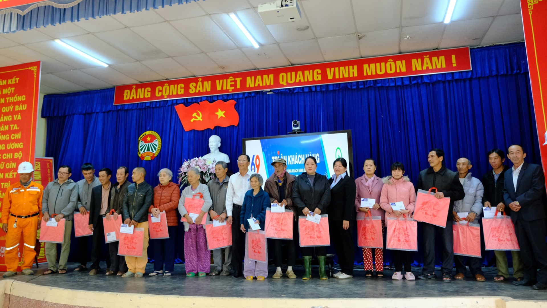 Điện lực Đà Lạt trao tặng quà cho các hộ gia đình khó khăn nhân tháng tri ân khách hàng