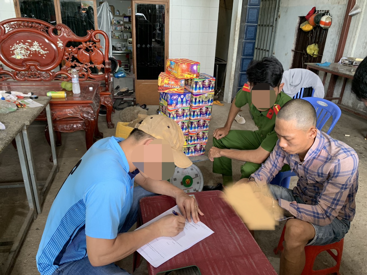 Đạ Huoai: Bắt quả tang đối tượng tàng trữ pháo nổ trái phép