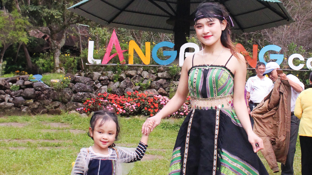 Thổ cẩm Tây Nguyên: Nhìn từ những người trẻ