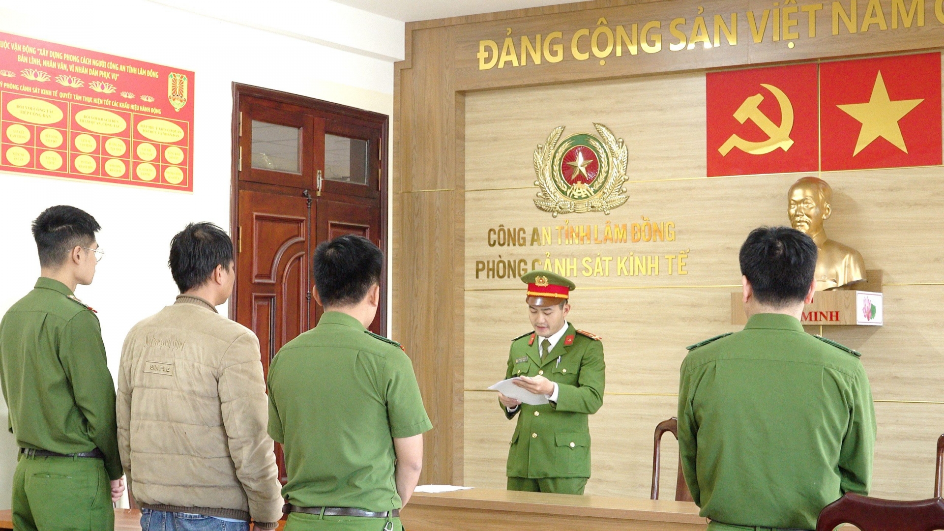 Bắt 1 bác sĩ và 1 nhân viên bệnh viện trục lợi bảo hiểm y tế