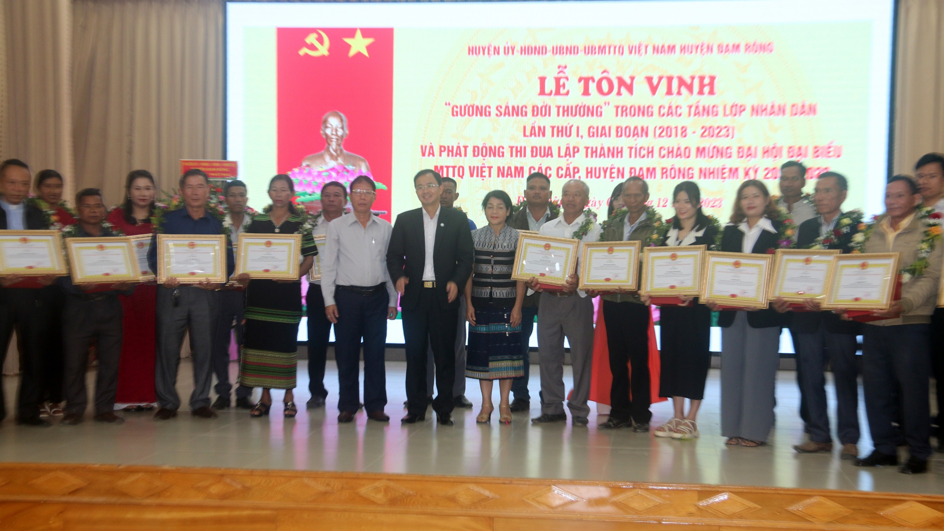 Đam Rông tôn vinh 30 “Gương sáng đời thường”