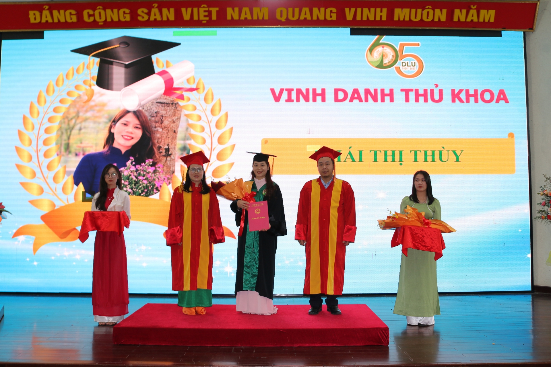 Trao bằng tốt nghiệp cho 68 tân cử nhân chuyên ngành Dân số và phát triển