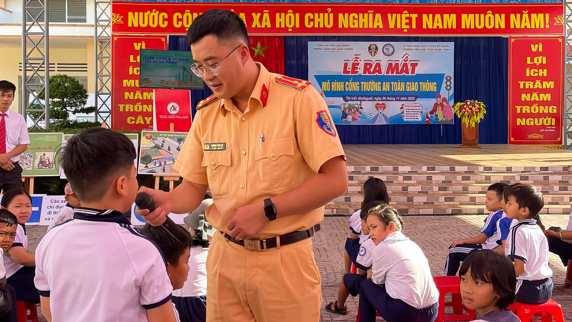 An toàn giao thông trước cổng trường học: Cần nâng cao ý thức của phụ huynh